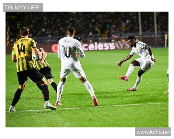 足球明星在比赛中展现力量与技巧的暴力射门精彩瞬间合集